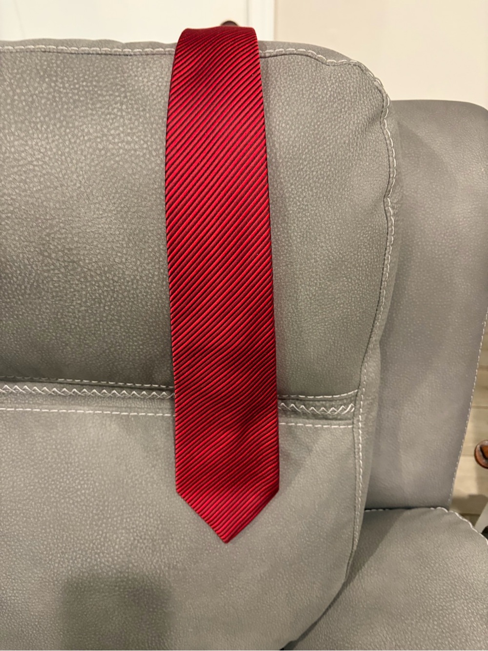 Donald Trump Men's Red Diagonal Ribbed Tie - Sleek Formal Accessory